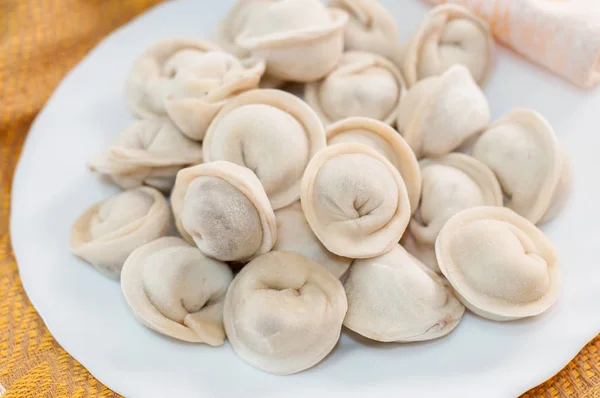 Bevroren dumplings op de witte plaat met groen — Stockfoto