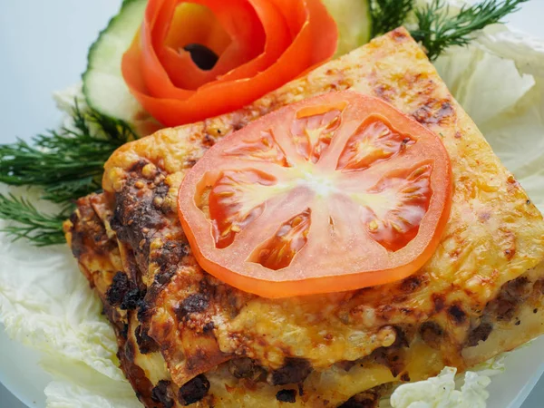 Lazanya et ve plaka üzerinde domates ile