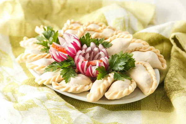 Yeşil Beyaz tabakta dondurulmuş köfte