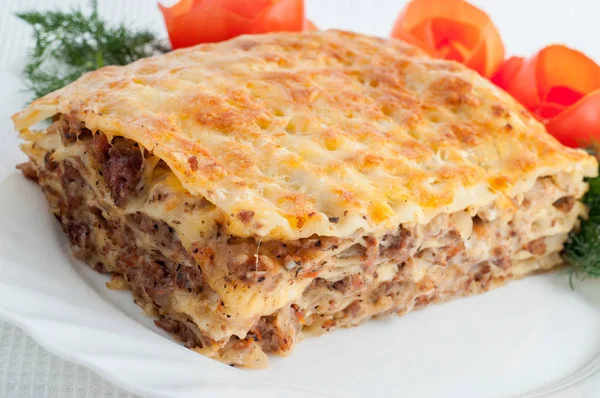 Lasaña con carne y tomate en el plato —  Fotos de Stock