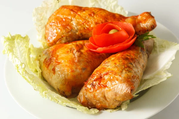 Patas fritas de pollo con verduras en el plato — Foto de Stock