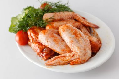 Yeşillikleri ile ham Marine tavuk kanatları. Et