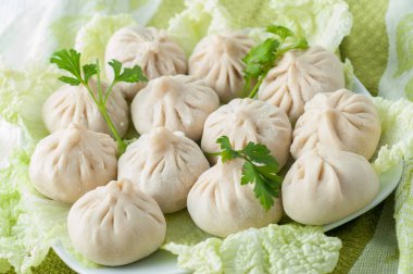 Yeşil Beyaz tabakta dondurulmuş köfte