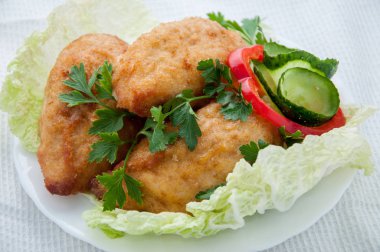 Dana pirzola Yeşiller ve sebze plaka üzerinde