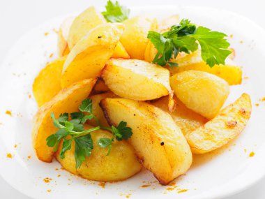 Yeşiller ve baharat plaka üzerinde fırında patates