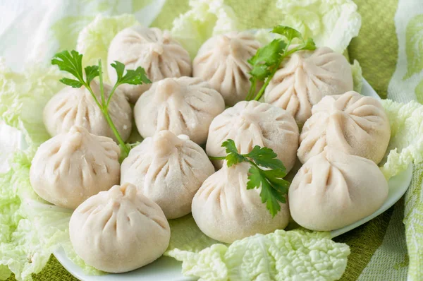 Yeşil Beyaz tabakta dondurulmuş köfte