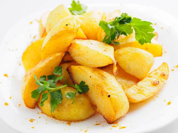 Yeşiller ve baharat plaka üzerinde fırında patates