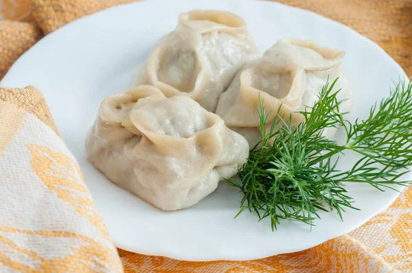 Rundvlees manta dumplings met vlees op de plaat — Stockfoto