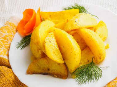 Yeşiller ve baharat plaka üzerinde fırında patates