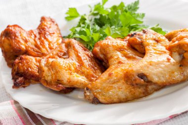 tavuk kanadı plaka üzerinde yeşillikleri ile