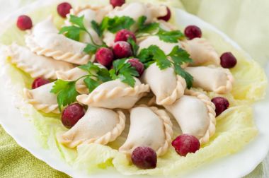 Yeşil Beyaz tabakta dondurulmuş köfte