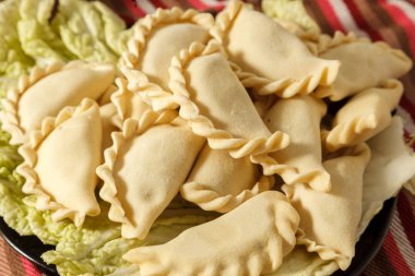 Yeşil Beyaz tabakta dondurulmuş köfte