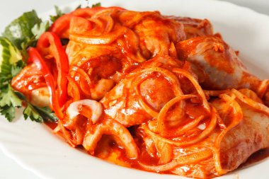 Çiğ domuz sığır eti beyaz plaka üzerinde