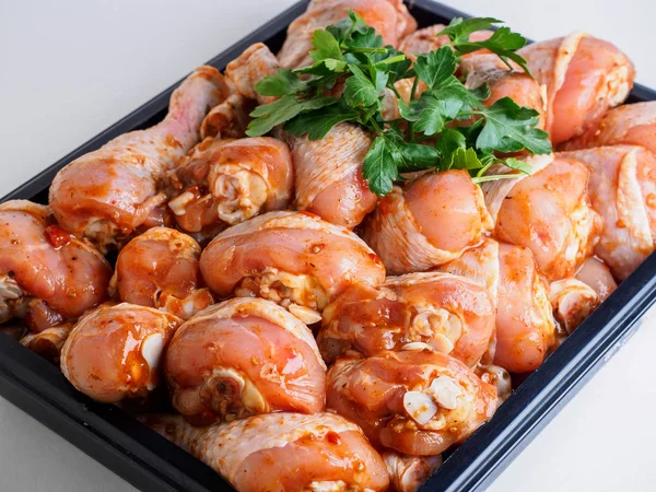 Marinado crudo patas de pollo con verduras. Carne — Foto de Stock