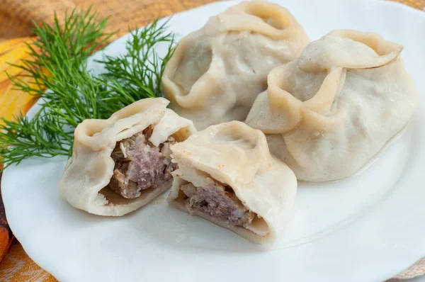 Rundvlees manta dumplings met vlees op de plaat — Stockfoto
