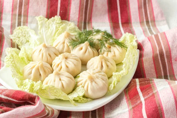 Yeşil Beyaz tabakta dondurulmuş köfte