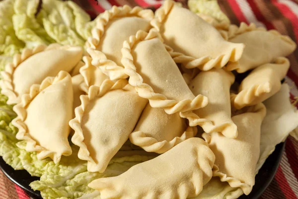 Yeşil Beyaz tabakta dondurulmuş köfte