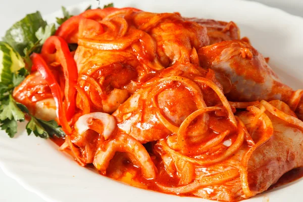 Çiğ domuz sığır eti beyaz plaka üzerinde