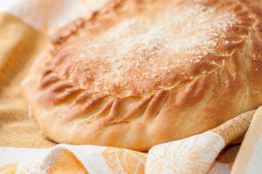 bir masaya doldurma ile pasta yuvarlak