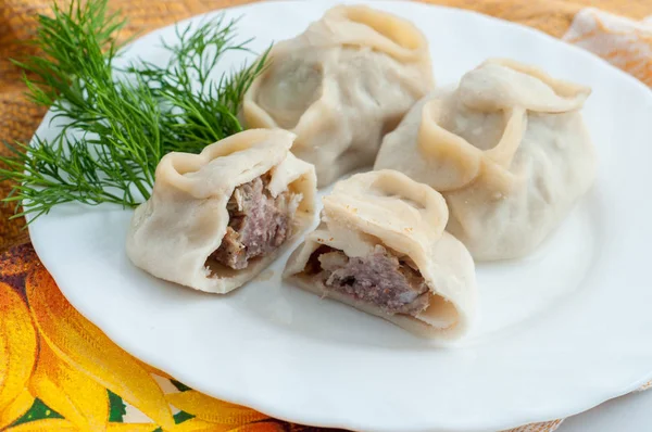 Rundvlees manta dumplings met vlees op de plaat — Stockfoto