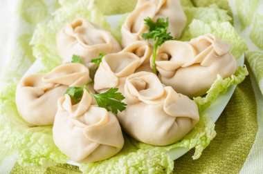 Yeşil Beyaz tabakta dondurulmuş köfte