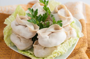 Yeşil Beyaz tabakta dondurulmuş köfte