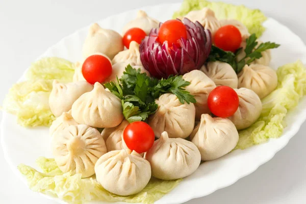 Yeşil Beyaz tabakta dondurulmuş köfte