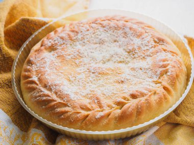 bir masaya doldurma ile pasta yuvarlak