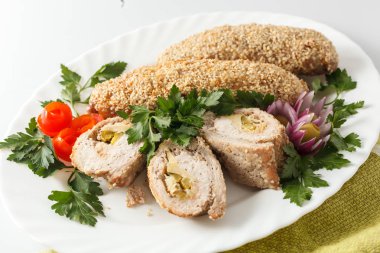 Yeşiller ve sebze plaka üzerinde rulo tavuk