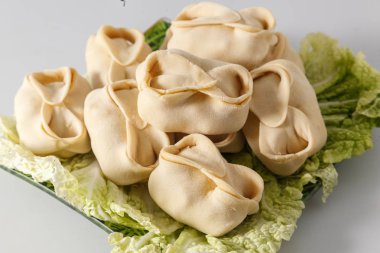 Yeşil Beyaz tabakta dondurulmuş köfte