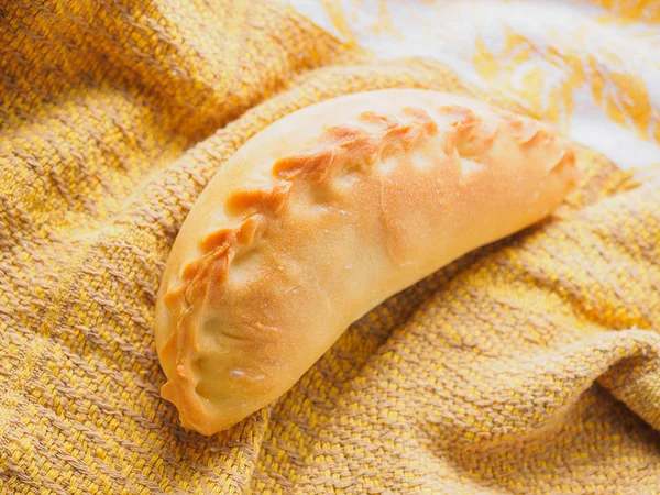 Tatar round pie on the table with napkin — Stock Photo, Image