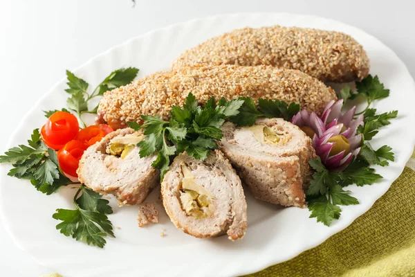 Yeşiller ve sebze plaka üzerinde rulo tavuk