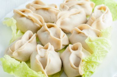 Yeşil Beyaz tabakta dondurulmuş köfte