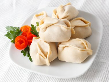 Yeşil Beyaz tabakta dondurulmuş köfte