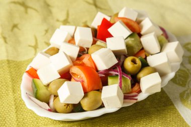 Beyaz tabakta yeşillikleri ile Yunan salatası