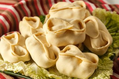 Yeşil Beyaz tabakta dondurulmuş köfte