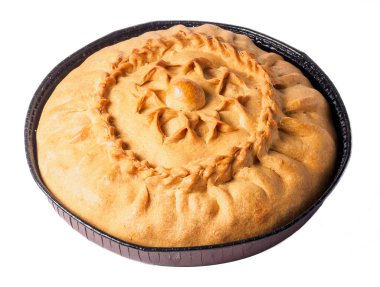 Tatar yuvarlak pasta peçete ile masada