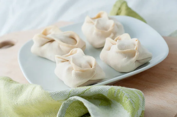 Bevroren dumplings op de witte plaat met groen — Stockfoto