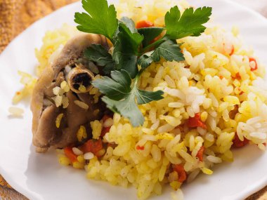 Beyaz bir tabak etli pilav