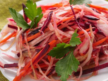 Yeşil Beyaz tabakta pancar salatası