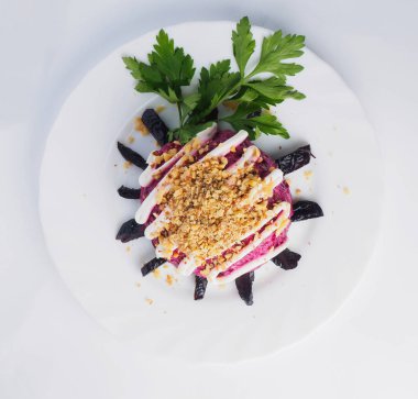 Yeşil Beyaz tabakta pancar salatası