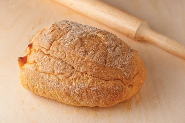 Буханка белого хлеба на столе — стоковое фото