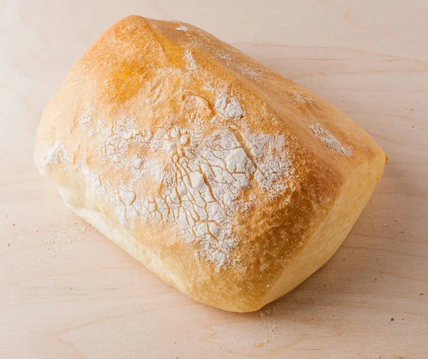 Pão de pão branco em uma mesa — Fotografia de Stock