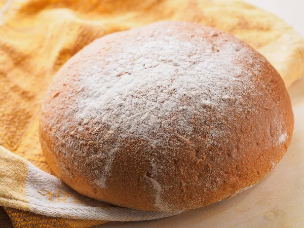 Pão de pão preto em uma mesa — Fotografia de Stock