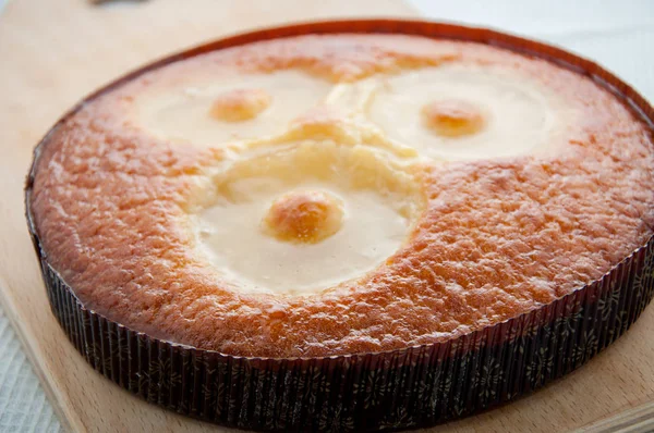 La torta redonda con el relleno a la mesa —  Fotos de Stock