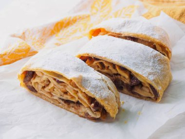 Elmalı Strudel bir masanın üzerine dilimlenmiş