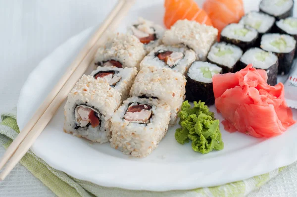 Japonia jedzenie sushi roll ustawiona na białym talerzu — Zdjęcie stockowe