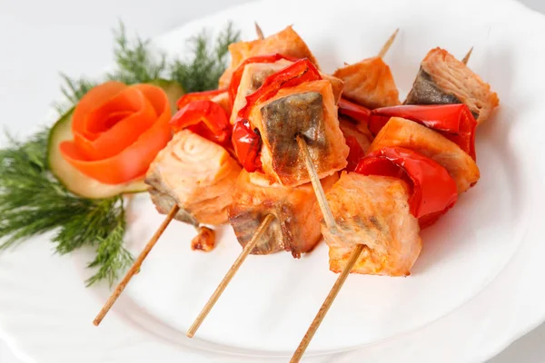 Pescado salmón barbacoa kebab en pincho en un plato blanco — Foto de Stock