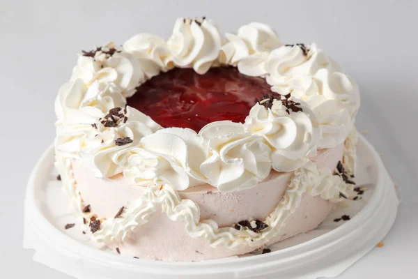 Ruský velký crème dort na talíři. bílé pozadí — Stock fotografie