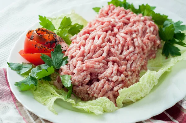 Bolas de carne picada no prato com verdes — Fotografia de Stock